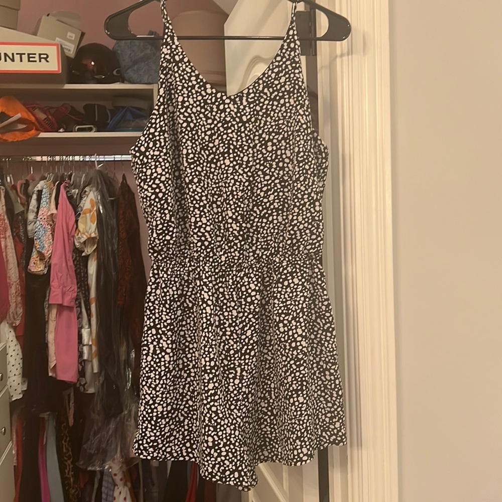 black fabrik romper with white spotted, leopard print.